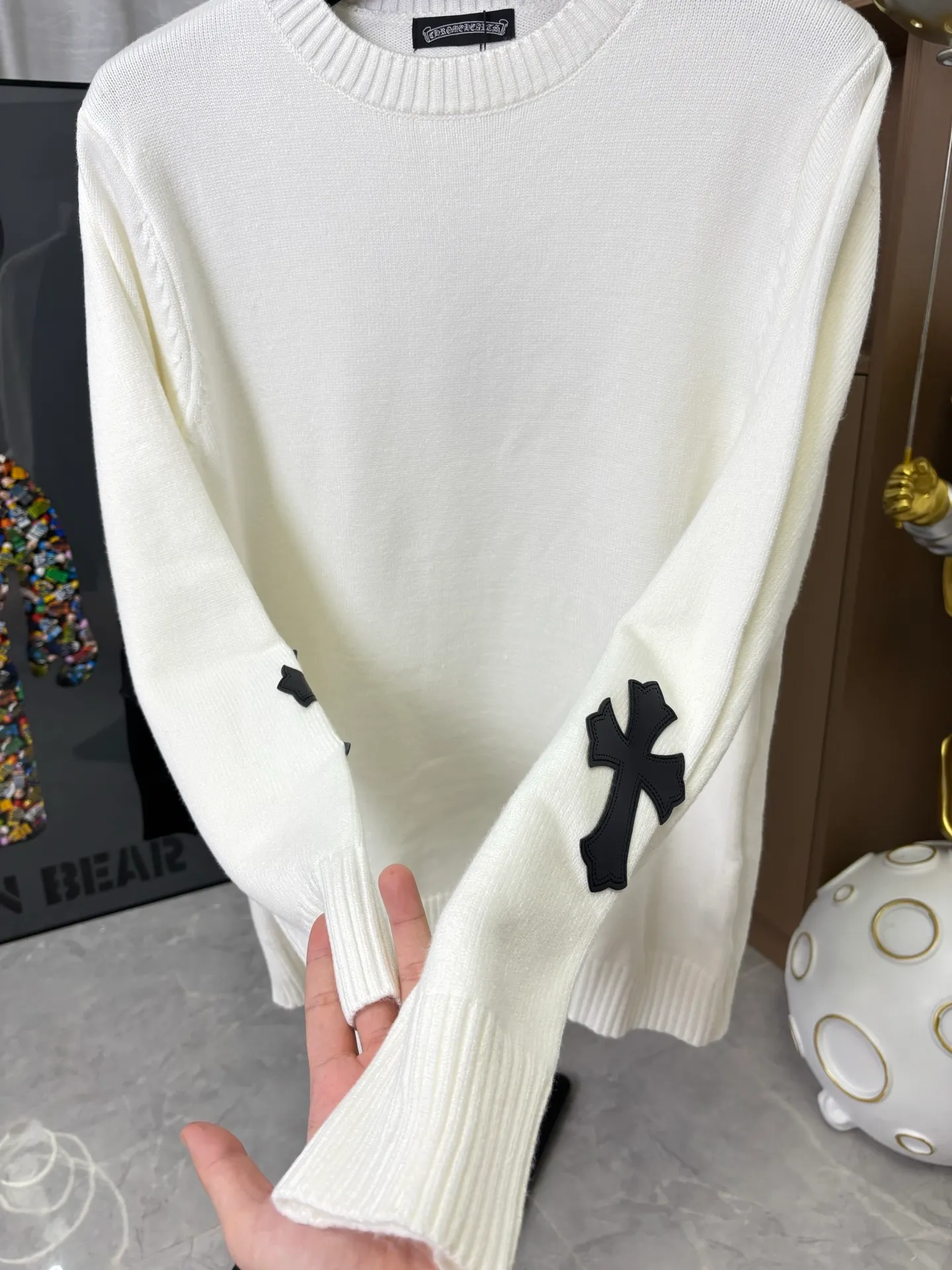 P260 Style number: DC228# [Chrome Hearts] Chrome Hearts' new cross-knit jacquard appliqué embroidered round neck pullover sweater. Contains 20% wool. The item is made of custom-dyed and custom-spun yarn, purchased from the original version. A full set of customized accessories. Details determine success or failure. A new model for autumn and winter. It is soft and delicate and does not tie the body. The upper body effect is very nice. Loose fit. Same style for men and women. Color: White Black Size: S-L [Picture 9️⃣Size Chart]